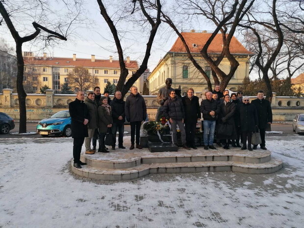 Polaganje vijenaca na spomenik biskupa Ivana Antunovića u Subotici